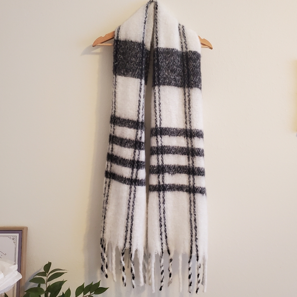 NWOT Maurices Super Soft Black and White Plaid Winter Blanket Scarf with Fringe